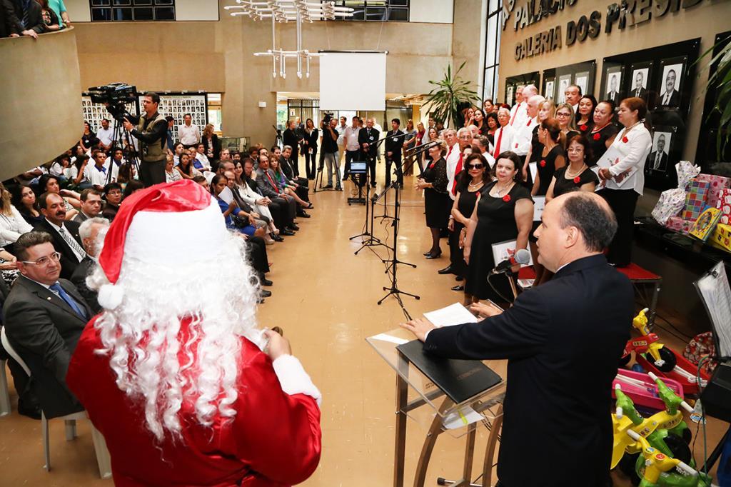 Imagem: Presidente Junior Mochi discursou aos servidores durante Cantata de Natal