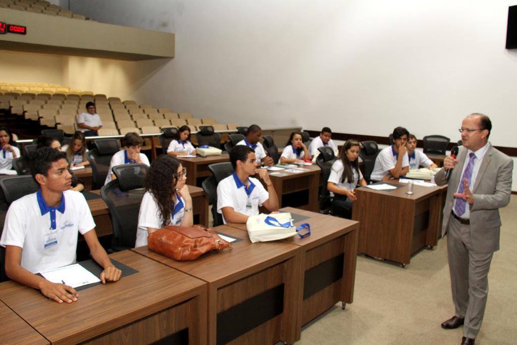 Imagem: O Parlamento Jovem é um dos projetos da Escola; na foto, deputados estudantes passam por capacitação com o deputado Barbosinha