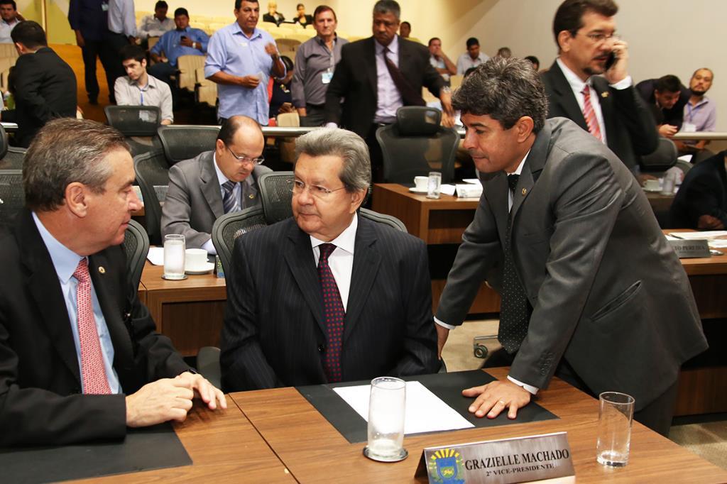 Imagem: Deputados Paulo Corrêa, Onevan de Matos e Professor Rinaldo, componentes de um dos blocos