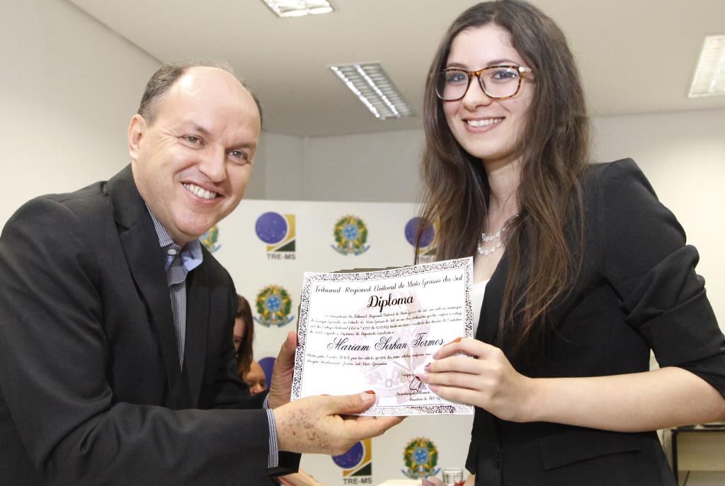 Imagem: Presidente Mochi entregou diploma para a deputada estudante Mariam