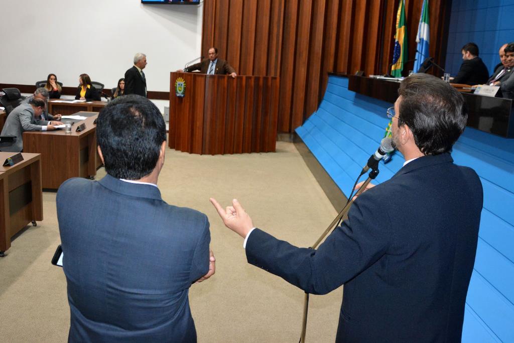 Imagem: Na tribuna, Zé Teixeira iniciou debate e foi aparteado por Amarildo e Kemp