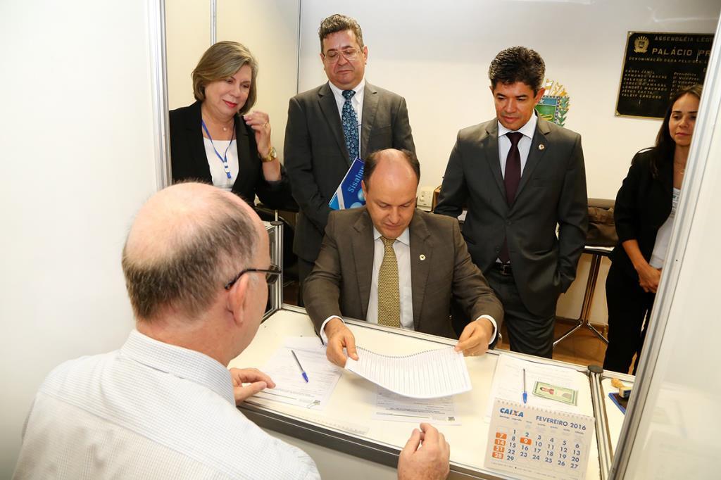 Imagem: Deputados acompanharam início do recadastramento dos servidores