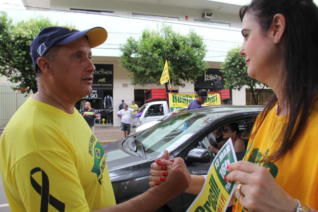 Imagem: Mara Caseiro adesiva carros e conversa com população no centro da Capital