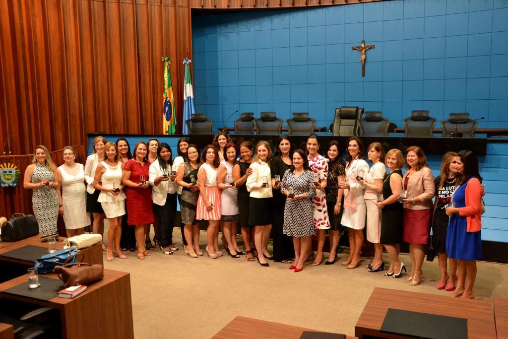 Imagem: Homenageadas são reconhecidas em comemoração ao Dia Internacional da Mulher