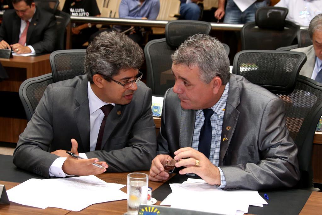 Imagem: Professor Rinaldo, à esquerda, apresentou proposta durante a sessão desta quinta-feira