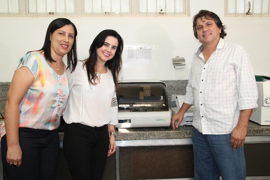 Imagem: Mara Caseiro ao lado do prefeito Caravina e da vereadora Eliane