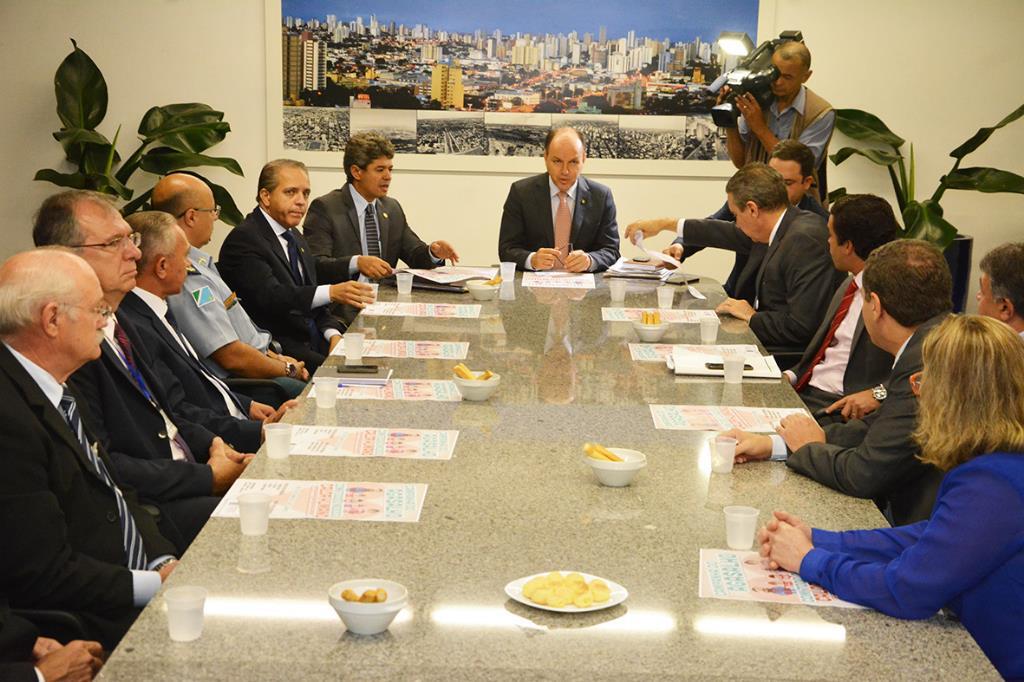 Imagem: Deputados e diretores da Casa de Leis participaram do lançamento da campanha