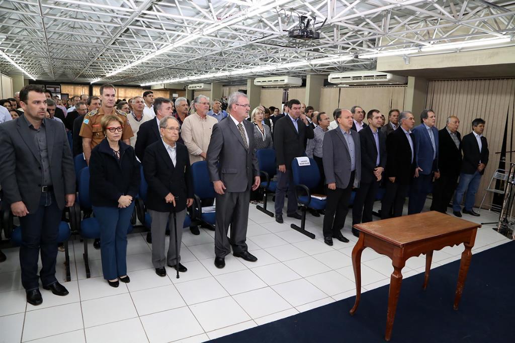 Imagem: Deputados, prefeitos e o governador, Reinaldo Azambuja, assinaram contratos de emendas