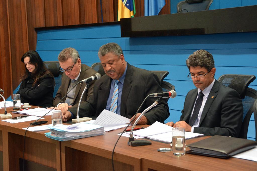 Imagem: Integrantes da CPI durante a votação do relatório