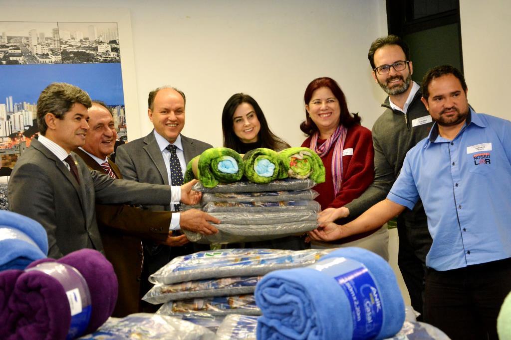 Imagem: Mara Caseiro participa da entrega dos cobertores