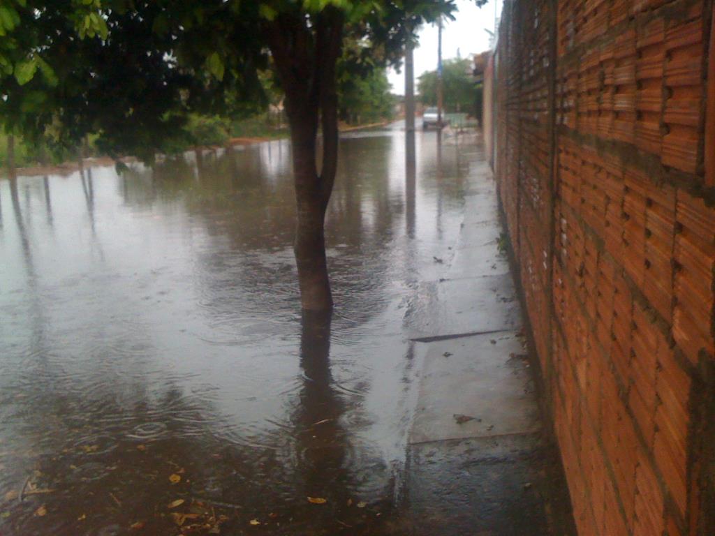 Imagem: Moradores reclamam do prejuízo causado com inundação.