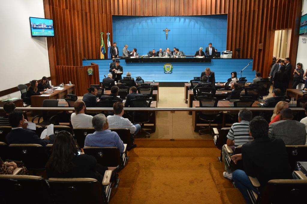 Imagem: Deputados aprovaram hoje dois projetos de lei e 13 de resolução