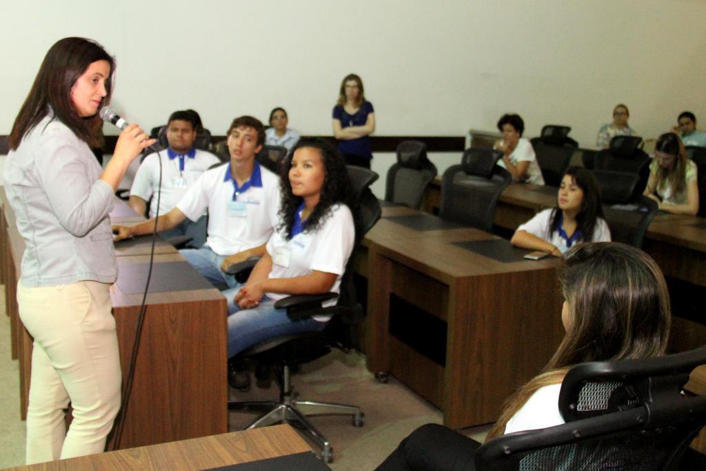 Imagem: Deputados estudantes durante a sessão ordinária nesta segunda-feira