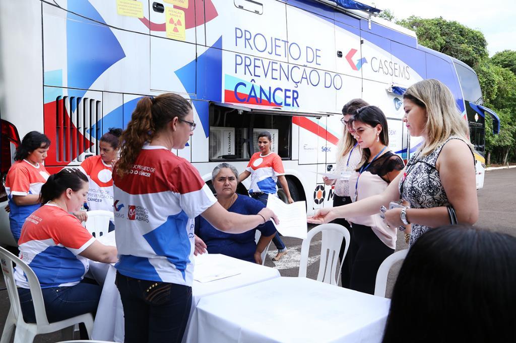 Imagem: Unidade móvel do Projeto de Prevenção do Câncer está no estacionamento da Casa de Leis