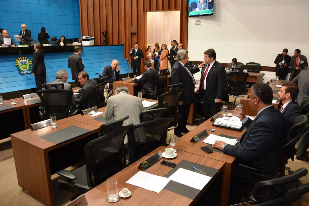 Imagem: Sessão ordinária é realizada no plenário Deputado Júlio Maia 