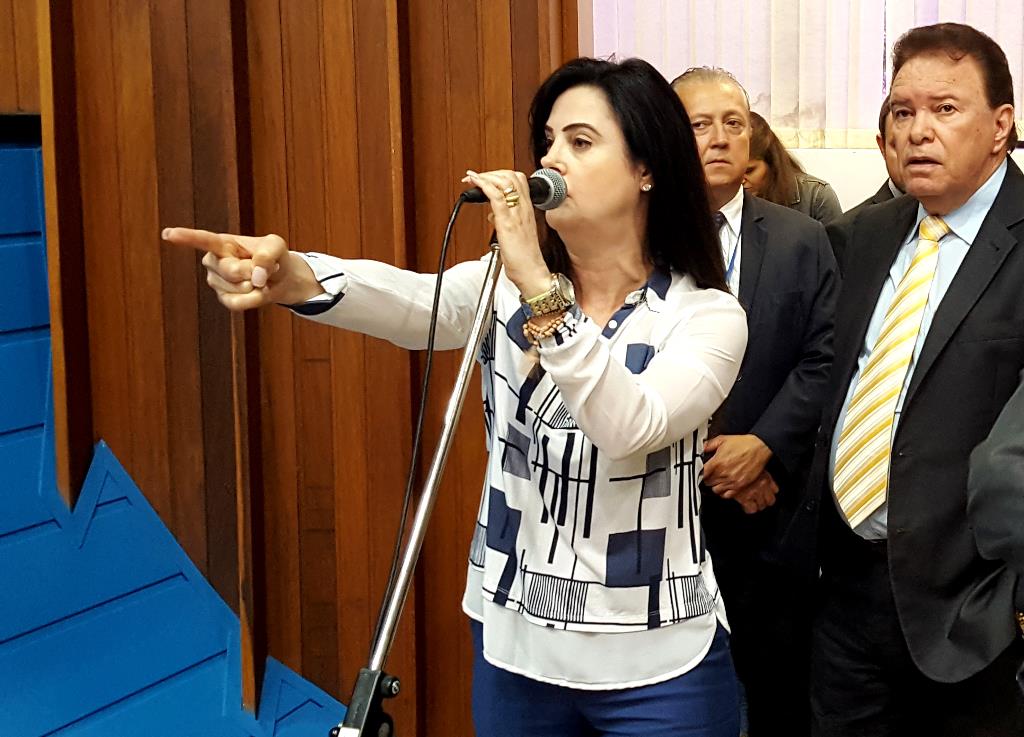 Imagem: Mara Caseiro discute com deputados do PT sobre rombos no governo