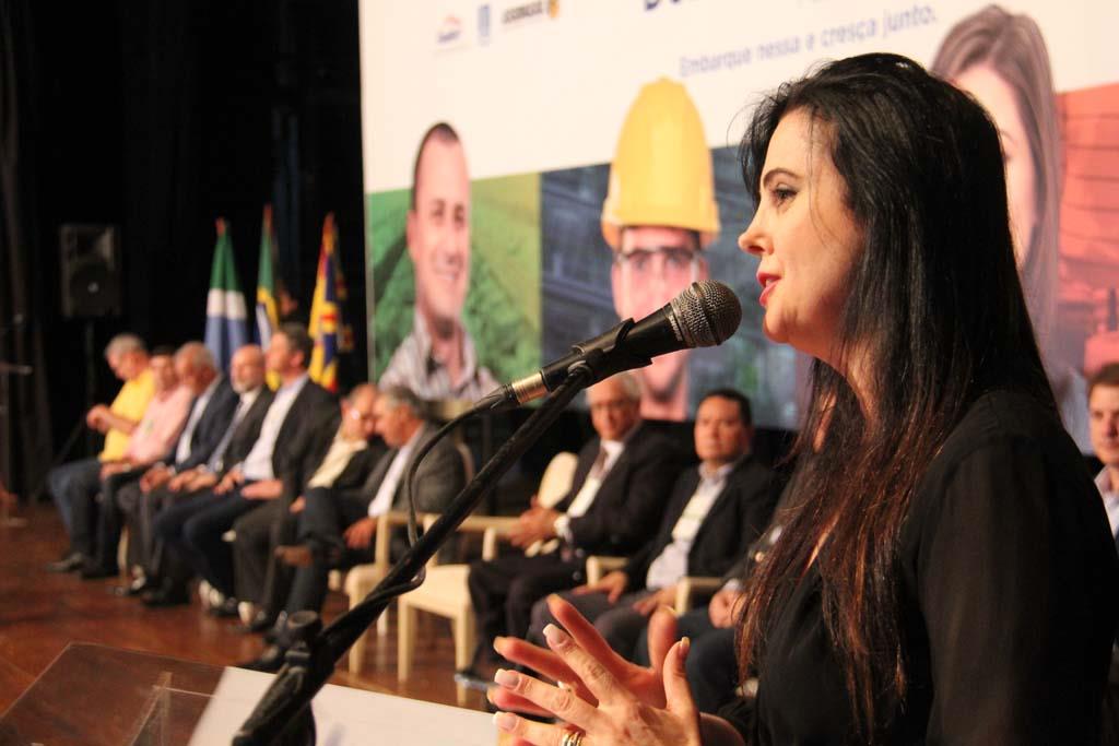 Imagem: Mara Caseiro discursa durante lançamento do Rota do Desenvolvimento