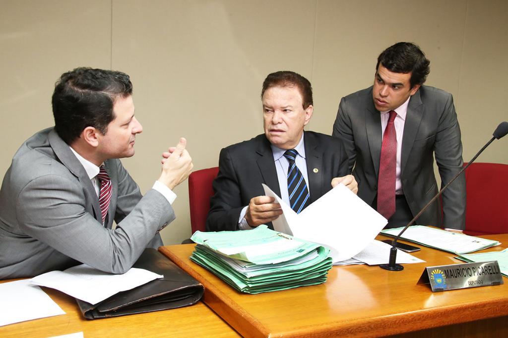 Imagem: Deputado Picarelli, ao centro, participa de reunião da CCJR na ALMS