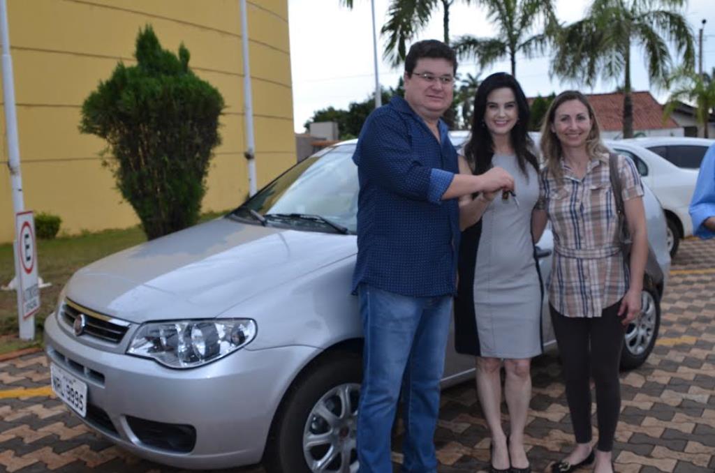 Imagem: Mara Caseiro entrega Fiat Pálio para o CAPS de Naviraí
