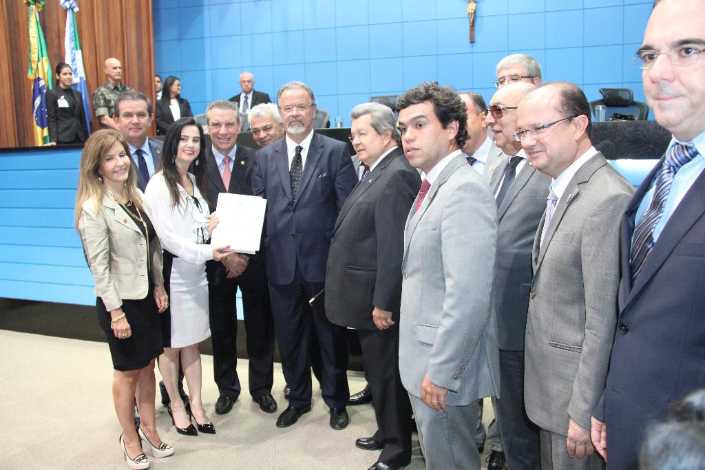 Imagem: Mara Caseiro entrega relatório durante visita do ministro