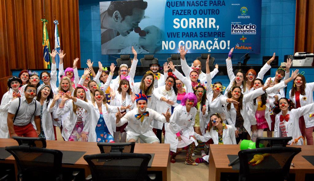 Imagem: O deputado Marcio Fernandes foi o proponente da sessão solene em homenagem aos Doutores Palhaço 