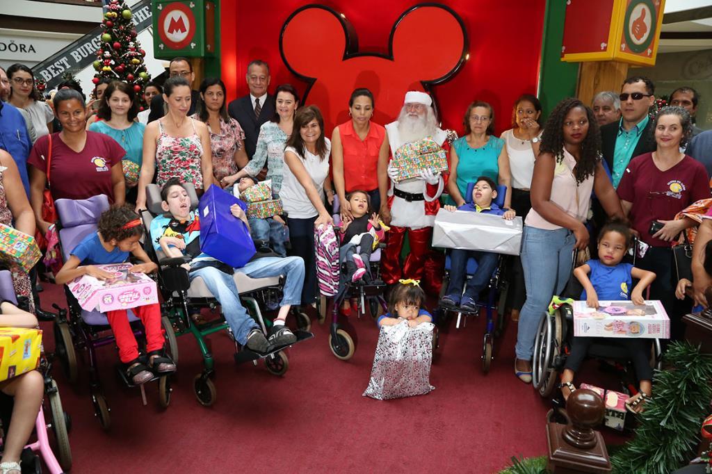 Imagem: Crianças da Apae, Cotolengo e Pestalozzi receberam os brinquedos