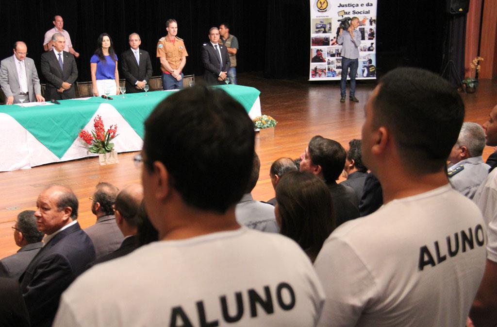 Imagem: Mara Caseiro participa da formatura ao lado do governador Reinaldo Azambuja