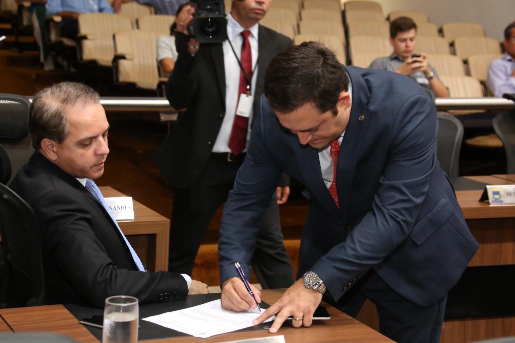 Imagem: Autoria é do deputado Marcio Fernandes (à direita da foto)