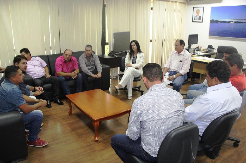 Imagem: Mara Caseiro e vereadores se reúnem com secretário de Infraestrutura