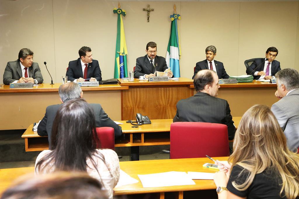 Imagem: Os deputados concordaram em suspender a eleição  para presidente e vice-presidente da CCJR