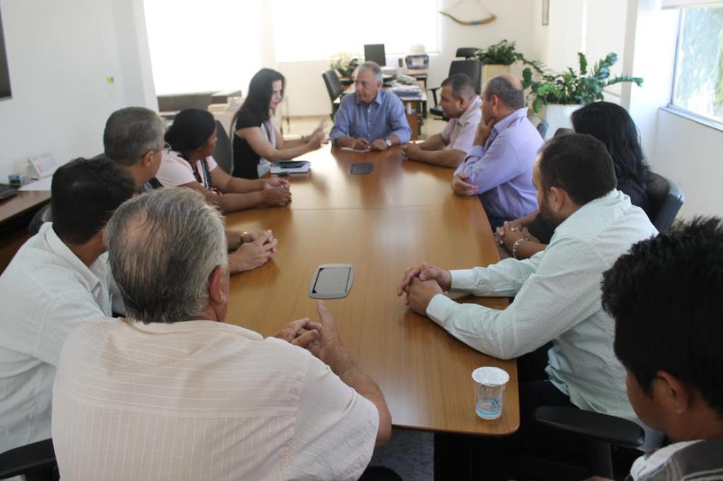 Imagem: Mara Caseiro e lideranças do Japorã em reunião na Sanesul