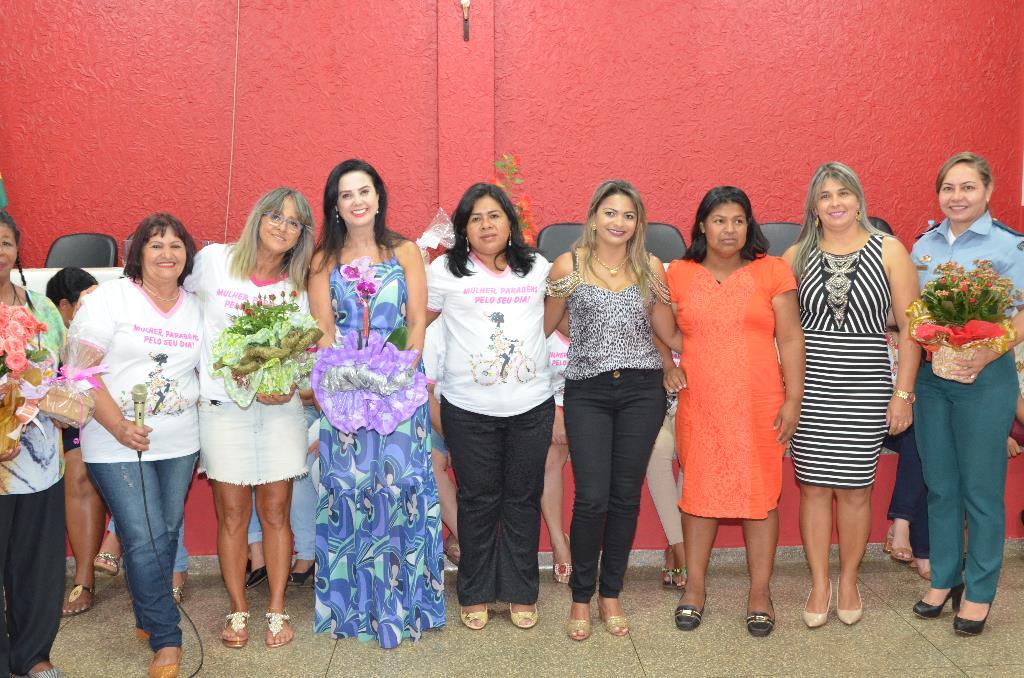 Imagem: Mara Caseiro em meio às mulheres que participaram da sessão em Japorã