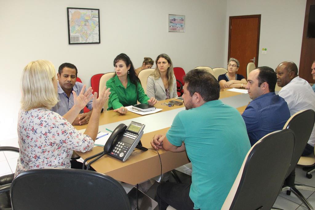 Imagem: Mara Caseiro e lideranças de Eldorado durante reunião com secretária