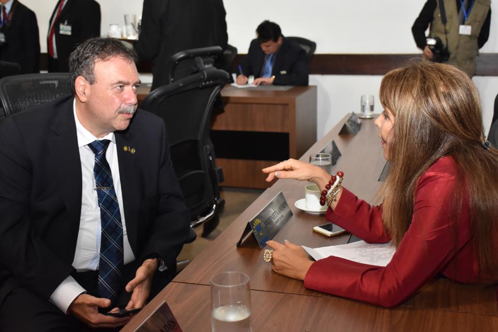 Imagem: Dr. Paulo Siufi e Antonieta à frente das comissões de Saúde e dos Direitos da Mulher