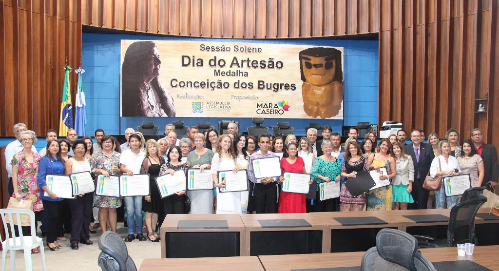 Imagem: Mara Caseiro entre autoridades e os homenageados com a comenda