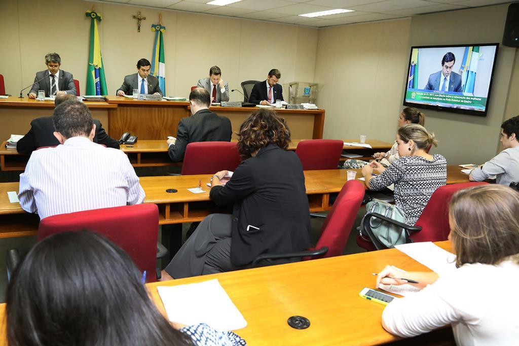 Imagem: Os membros da CCJR reúnem-se toda terça-feira, no Plenarinho Deputado Nelito Câmara