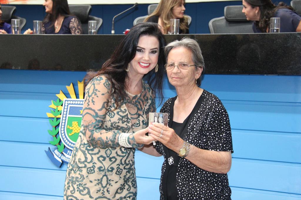Imagem: Dona Fátima, motorista de ônibus, sendo homenageada por Mara Caseiro