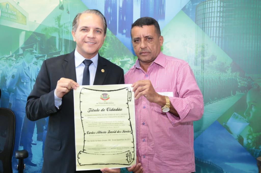 Imagem: O vereador Anivaldo Moraes entregou a homenagem ao deputado Coronel David