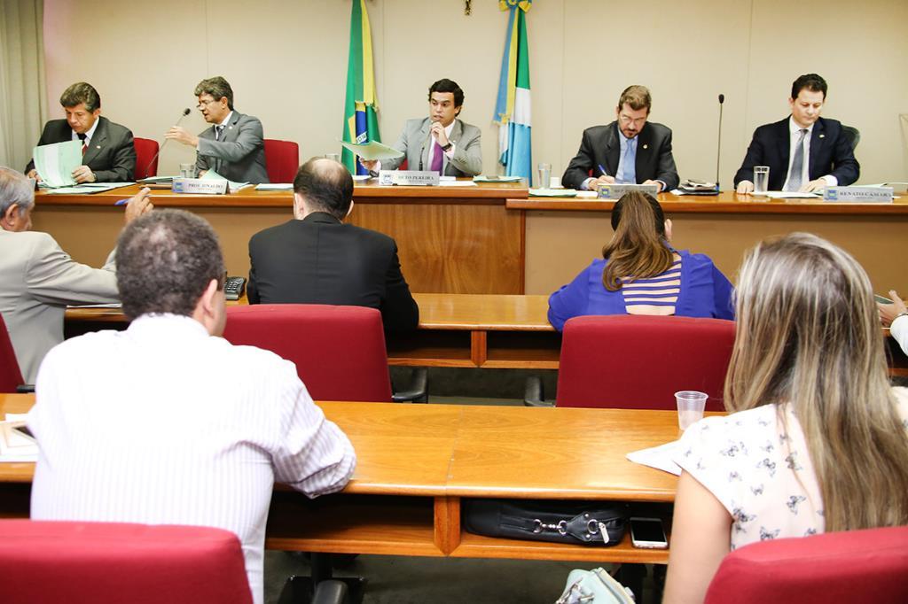 Imagem: Reunião da CCJR é realizada às terças-feiras, no plenarinho Deputado Nelito Câmara