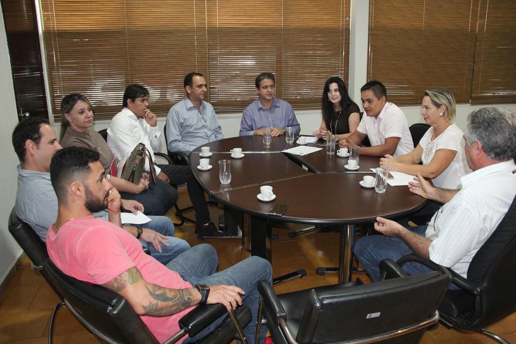 Imagem: Mara Caseiro durante reunião com prefeito, secretários e vereadores de Sidrolândia