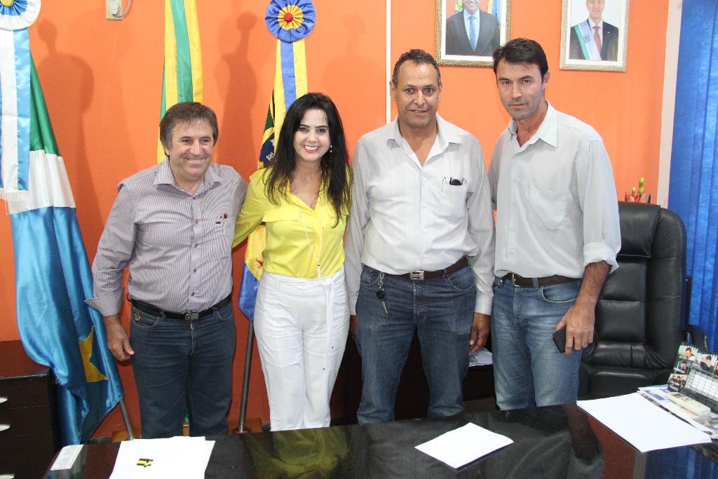 Imagem: Mara Caseiro ao lado do prefeito e dos secretários de Guia Lopes