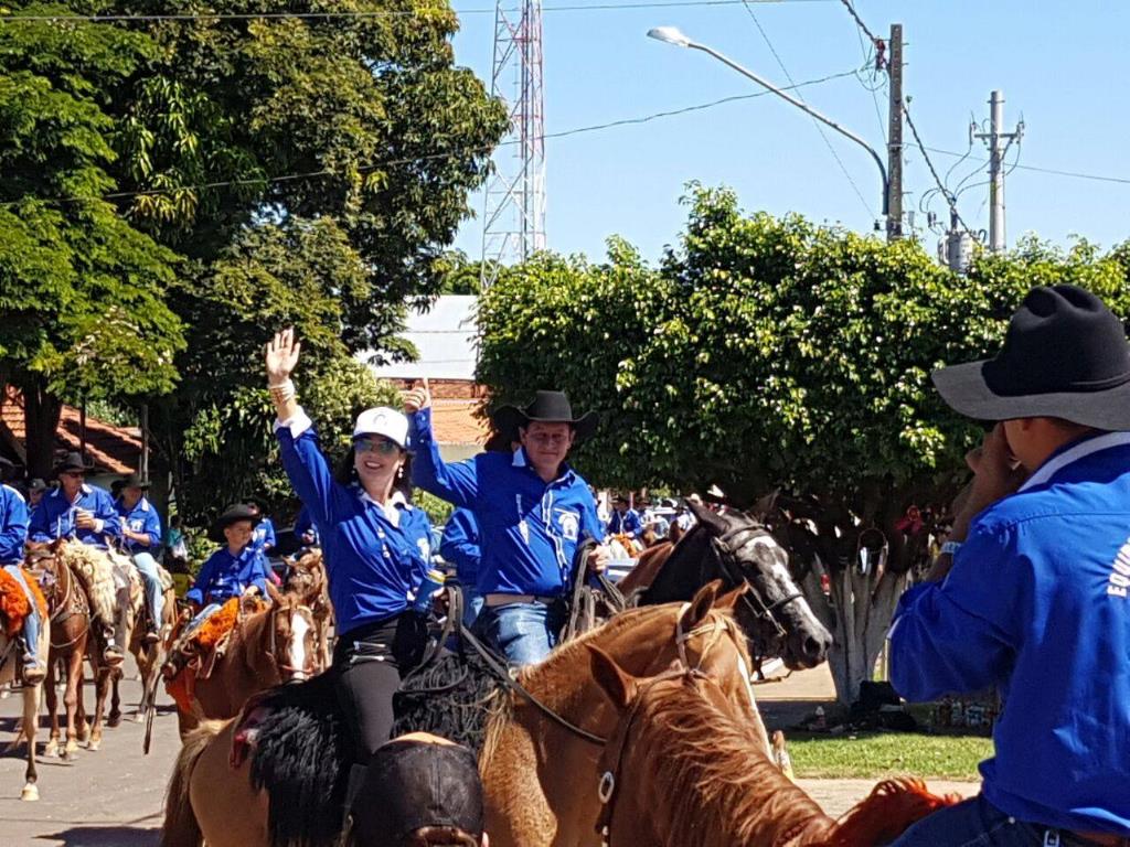 Imagem: Mara Caseiro ao lado do prefeito de Alcinópolis durante cavalgada