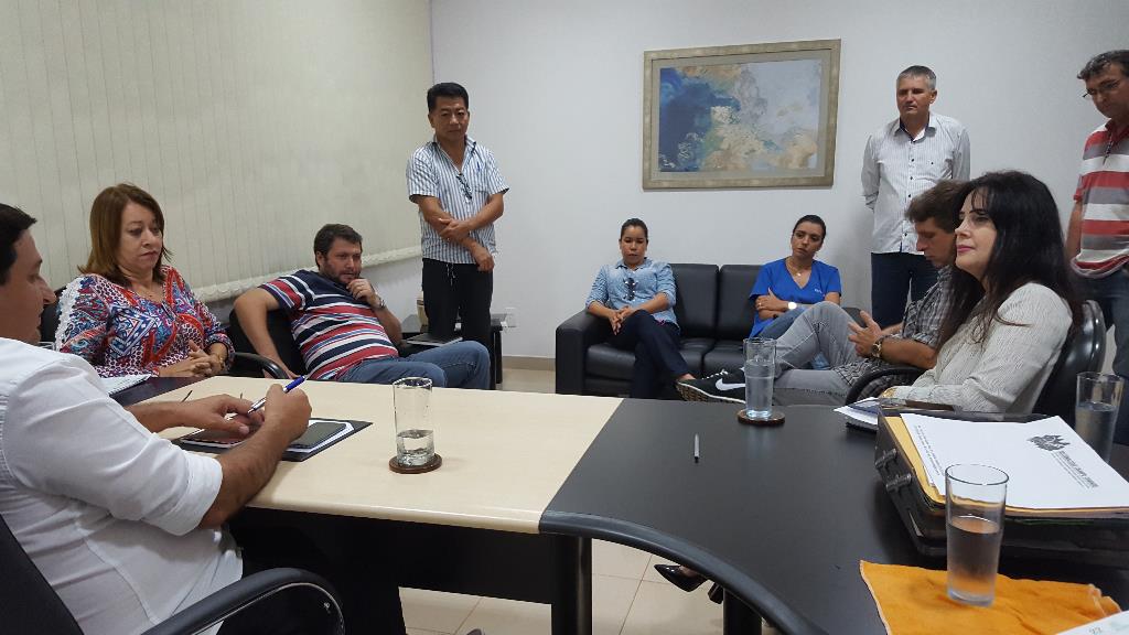 Imagem: Mara Caseiro durante reunião na prefeitura de Dois Irmãos