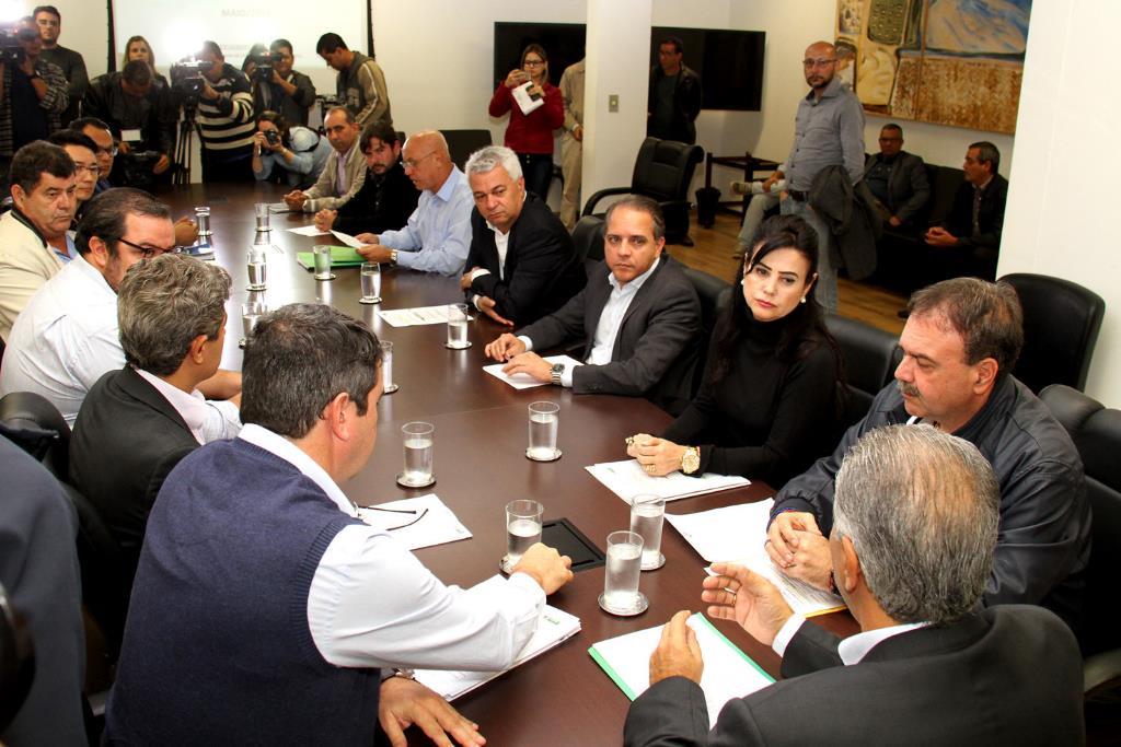 Imagem: Deputados estiveram reunidos com o Governo e representantes dos servidores