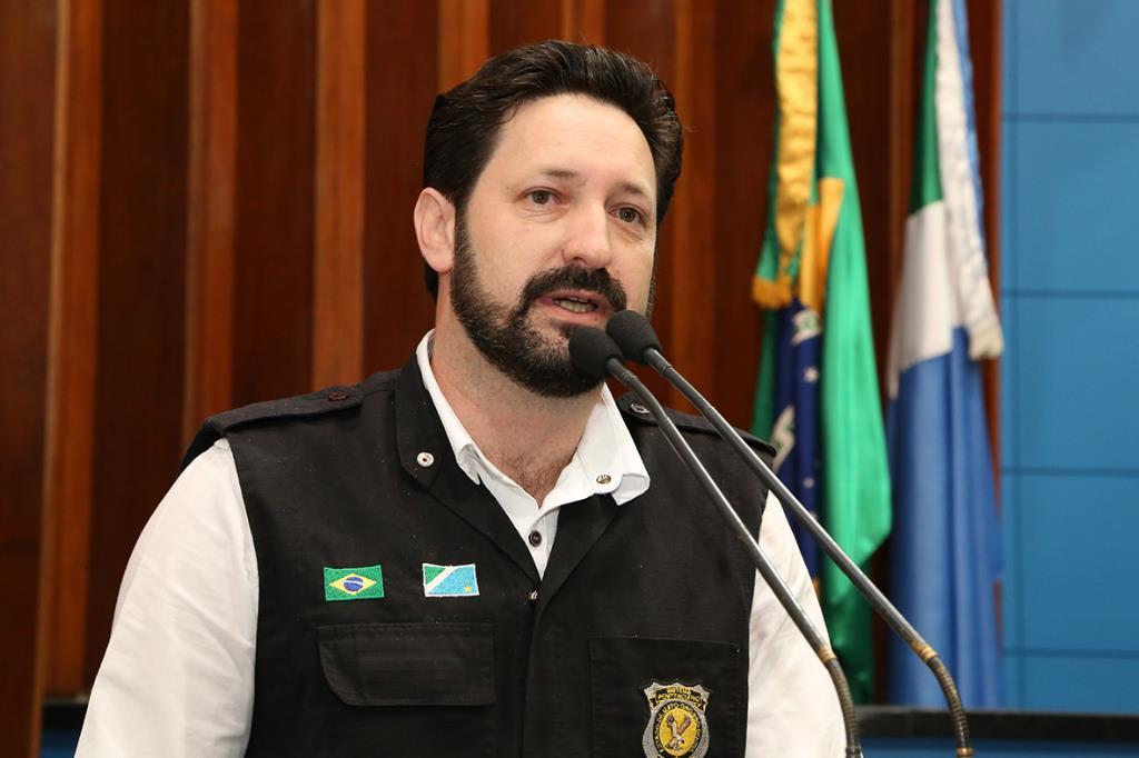 Imagem: Além de André Santiago (na foto), do Sinsap, o coronel da PM Alírio Vilassanti também ocupou a tribuna