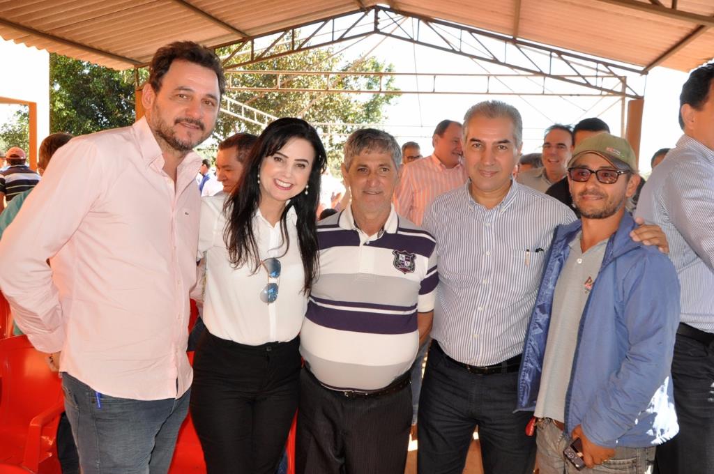 Imagem: Mara Caseiro ao lado do governador e parceiros políticos locais