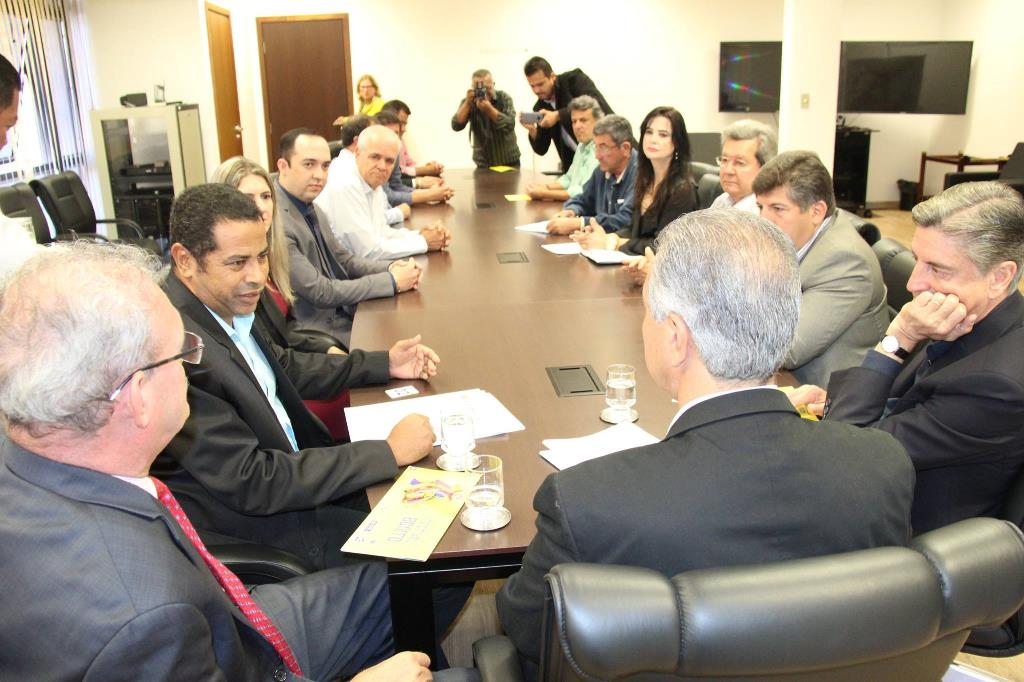 Imagem: Mara Caseiro participa de reunião com governador e prefeito Léo