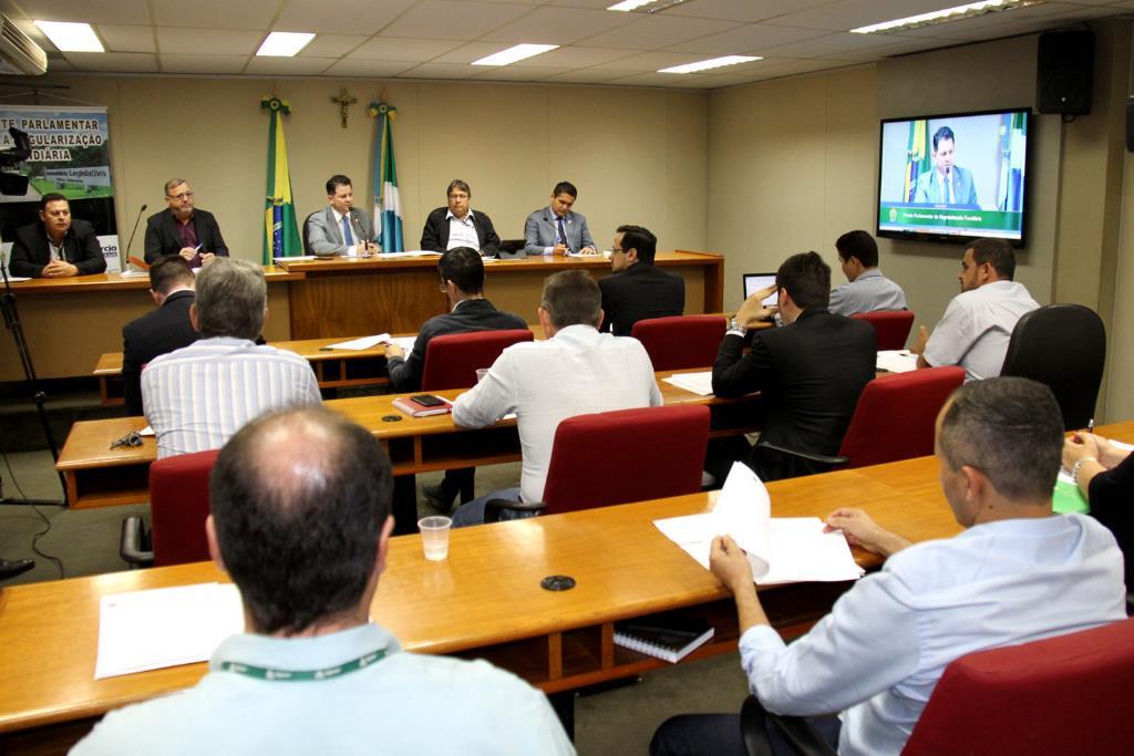 Imagem: Grupo de trabalho durante a reunião desta quinta-feira na ALMS