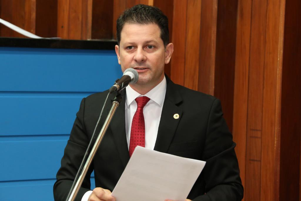 Imagem: Deputado durante leitura do Projeto de Lei 