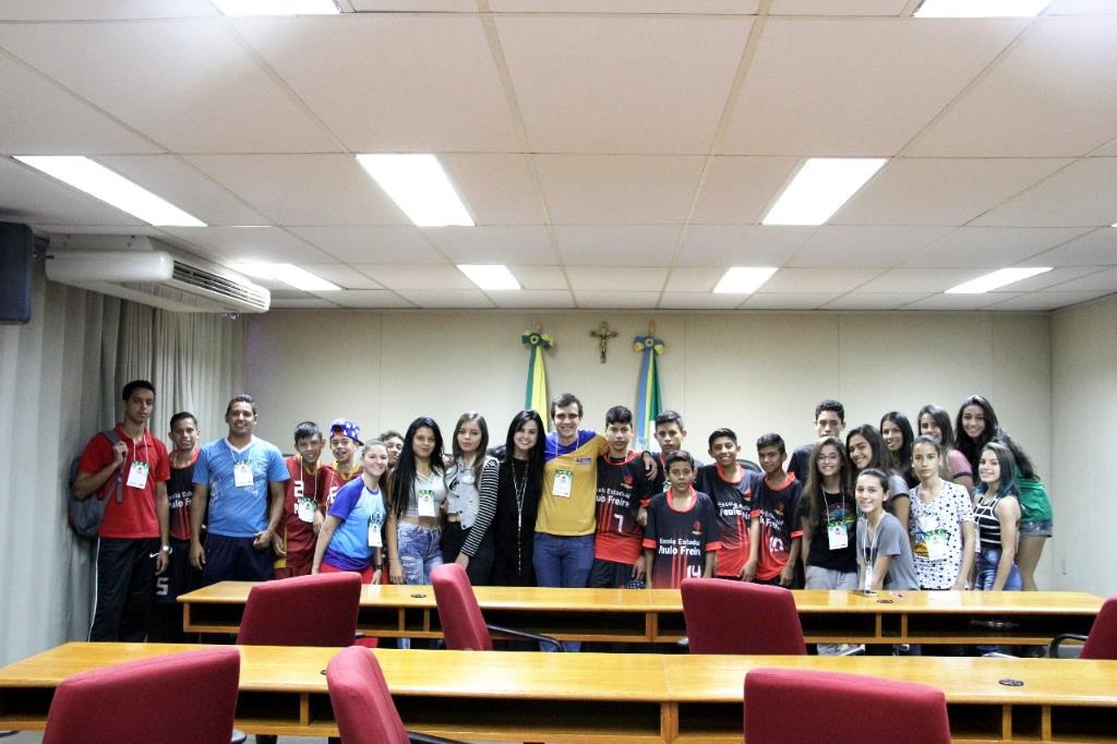 Imagem: Mara Caseiro e estudantes de Iguatemi, que visitaram a Assembleia